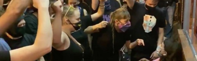 BLMi jõuk piiras Washingtonis einestajad ümber ja nõudis neilt ähvarduste saatel solidaarsust