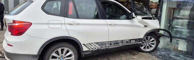PILDID: Võrus sõitis auto poe uksest sisse