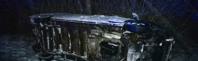 VIDEO JA FOTOD | Viljandimaal põrkasid kokku sõiduauto, veok ja väikebuss, viga sai üks inimene