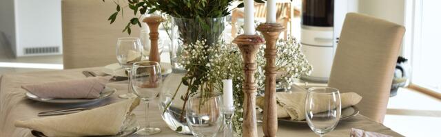 Laupäeva õhtuse söögilaua kaunistamine suvilas