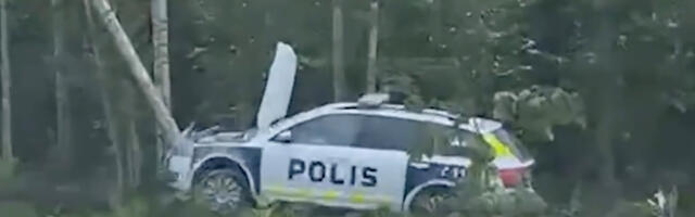 Soomes sõitis politseiauto vastu puud