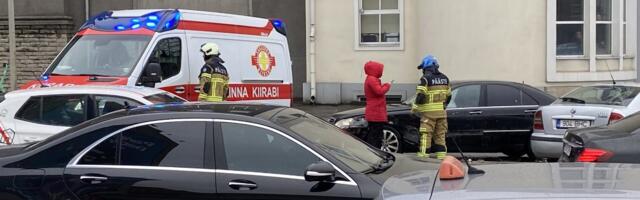 VIDEO JA FOTOD | Superministeeriumi juures põrkasid kokku kaks autot