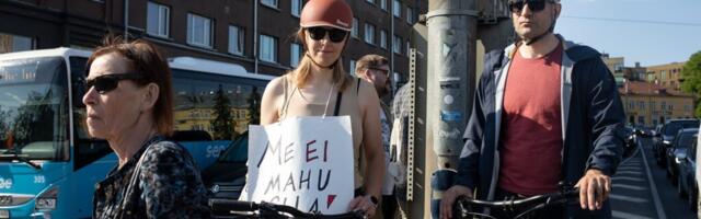 Kümned linlased kogunesid Pärnu maantee ja Liivalaia tänava ristmiku ohutussaartele, nõudes fooritsüklite pikendamist ja lõppu saartel seismise sunnile