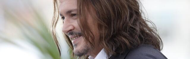 VÕRDLE | 60-aastane Johnny Depp viskas boheemlasliku välimuse nurka