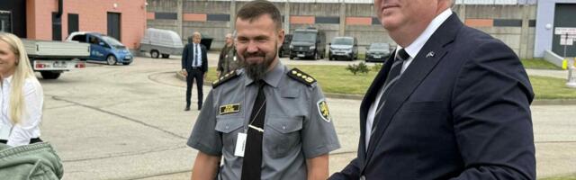 FOTOD | Rootsi minister käis tutvumas Tartu vangikongidega, kuhu plaanis saata mitusada Rootsi vangi. „Alati on huvitav näha tingimusi oma silmaga“