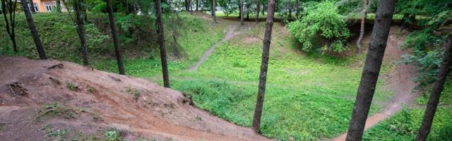 ELAMUEHITUS AJALOOLISES PARGIS: Keskkonnakaitsjad nõuavad Tartu Sanatooriumi pargi terviklikku säilitamist