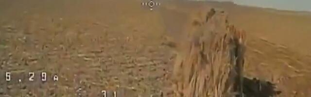 DELFI VOOG | Video_ Vene armee sõdurid maskeerusid Ukraina rindel liikuvaks heinakuhjaks