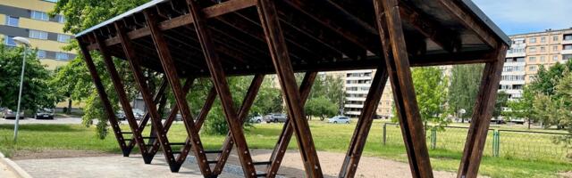 Rukkilille monumendi kividest ja spa-hotelli palkidest valmis rattamaja