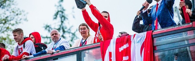 FOTOD | Pronksi võitnud Rapla korvpallimeeskonda tervitas kodulinnas vaatamata vihmasajule suur rahvamass