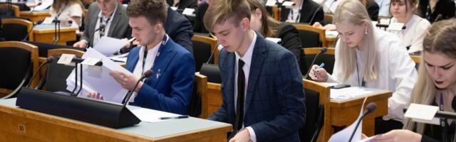 Noored matkivad Riigikogus parlamendi tööd