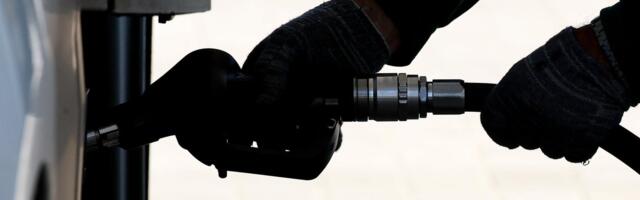 Rootsis lõikas keegi mitmes tanklas voolikud katki. Ühes kohas sai laps bensiinijoa näkku