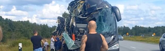 VIDEO | Saue lähedal sõitis Lux Expressi buss seisvale veokile tagant otsa, mitu inimest sai viga