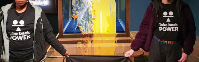 Londoni Toweris viskasid ebavõrdsuse vastu protestijad Briti kroonijuveele sisaldavat klaaskasti toiduga