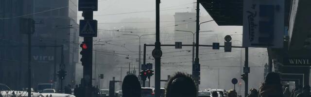 FOTOD | Tallinn kattus udulooriga, mis meenutas suitsupilve. Sünoptik Taimi Paljak selgitab tausta