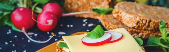 Kas juust käib võileival singi all või singi peal?