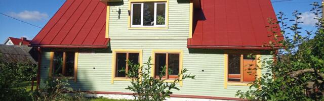 Kompressor on plekk-katuse värvimisel tõhus abimees