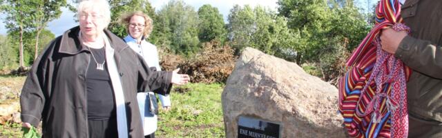 GALERII: Järvamaal avati kirjanik Ene Mihkelsoni mälestuskivi