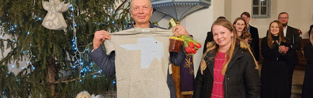 Tõnu Õnnepalu sai Hiiumaa saadiku särgi