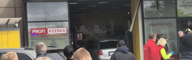 FOTOD | Kuressaares põrutas auto poodi sisse