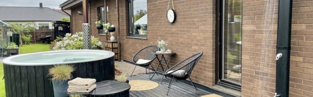 Telenägu Anneli Lahe püstitas aeda mõnusa õuespaa