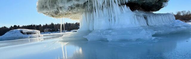 GALERII: kui rändrahnust saab jääskulptuur