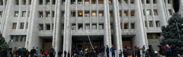 Kõrgõzstanis tungisid meeleavaldajad parlamendihoonesse ja vabastasid vangistusest endise presidendi