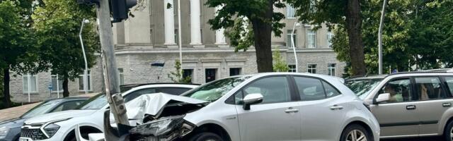 Tallinna kesklinnas sõitis auto vastu elektriposti. Neli inimest viidi haiglasse kontrolli
