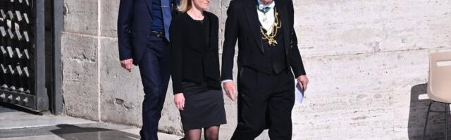 VÕIB KA MUSTA LOORITA: Kaja Kallas kandis paavsti matustel lihtsaid leinarõivaid