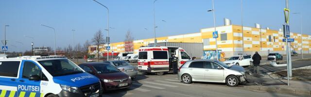 FOTOD | Lasnamäel toimus kahe sõiduauto vahel avarii