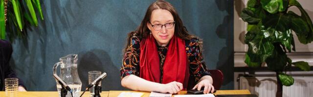 Üks tüdruk käis mängimas mändide all