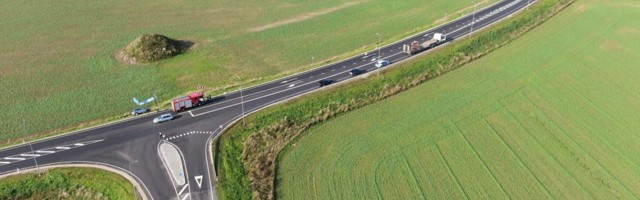 Reporter: Päikesest pimestatud sõiduauto juht ei märganud Järvamaal Aravete lähedal asuval ristmikul, et läheneb suur veoauto