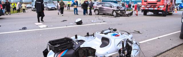 FOTOD | Imaveres põrkasid kokku auto ja mootorratas. Kaks inimest sai viga