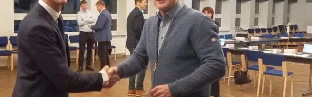 Volikogu kärpis ametniku tööle võtmiseks enda tasusid