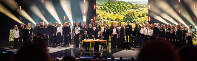 VIDEO: EFTA galal astus lavale Kalamaja Segakoor koos kandlemängijatega