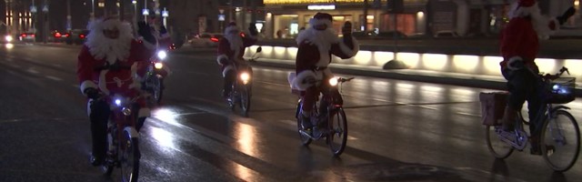 Reporter: Võrrivanadest Jõulumehed väristasid jalga ja jagasid kommi