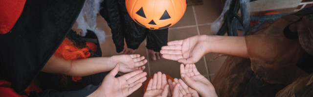 KAHE POOLE DEBATT | Halloween — saunaõhtut rikkuvad lapsed või võimalus sõpradega kostüümipidu pidada?