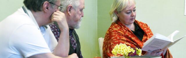 RAEKÜLA KIRJANDUSÕHTUL PEATUTI PALJUDEL AUTORITEL JA TUNTI HUVI „LIIKUVA PÜHA” VASTU