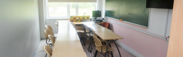 Pool tuhat last õpib koolimaja remondi ajal, nina vastu tahvlit