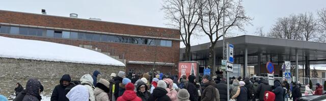 Sajad inimesed ootavad Narva piiril Venemaale minekut