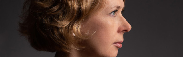 Klaasikunstnik Tiina Sarapu: klaas, nii nagu ka ühiskond oma struktuuridega, ei ole pelgalt läbipaistev. Palju infot jääb peitu peegeldustesse