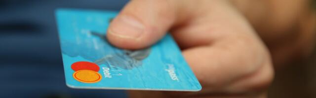 SEB klientidel on nüüd võimalik tellida oma pangakaart Omniva pakiautomaati