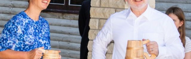 FOTOD | Eesti ja Läti riigipead väisasid Kaali kraatrit, mekkisid kohalikku õlut