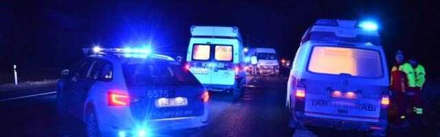 Viru-Nigulas põrkas kokku kaks veoautot, üks juhtidest viidi haiglasse