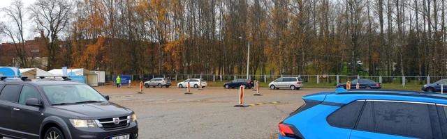 Testimistelkide juures Tartu lauluväljakul on autodest pikk ja kannatlik saba