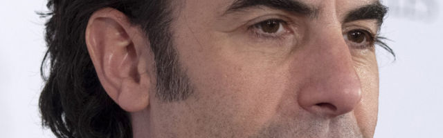 VIDEO | Boratit kehastanud Briti näitleja ajas paremäärmuslaste üritusel rassistliku lauluga publiku vihaseks