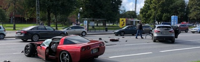 VIDEO JA FOTOD | Sõle tänaval kiirendades juhitavuse kaotanud Corvette saatis kaks naist haiglasse