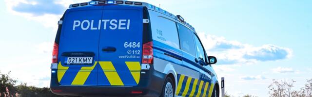 Toila vallas sõitis auto vastu puud, kolm inimest viidi haiglasse