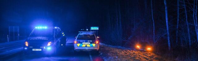 FOTOD | Joobes juht sõitis Viljandimaal autoga teelt välja