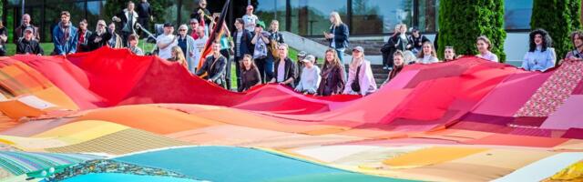 VIDEO JA FOTOD | Viljandis ikkagi rulliti avalikult lahti hiiglaslik vikerkaarekangas. Üritusele oli asja politseil