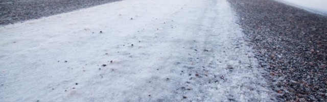 Tallinna-Narva maanteel Aseri kandis blokeeris teelt välja libisenud veok mõneks ajaks liikluse